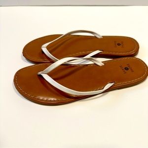 Women's Ava White Skinny Strap Flip Flop Sandals Size 7